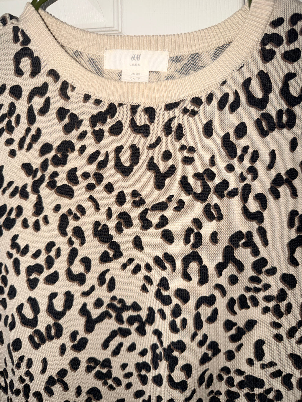 H&M crew neck sweater leopard print pattern (30-day rental)