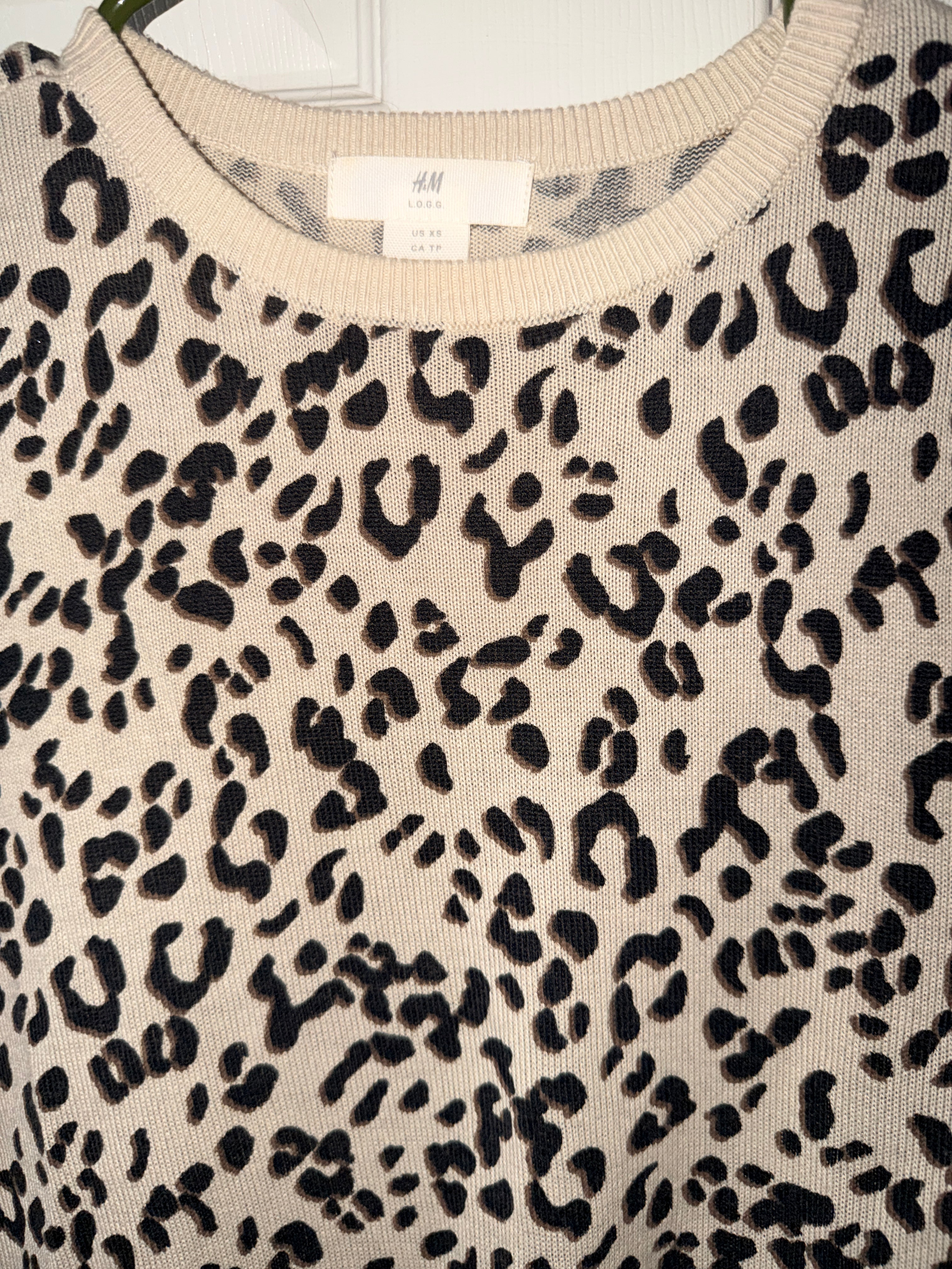 H&M crew neck sweater leopard print pattern (30-day rental)